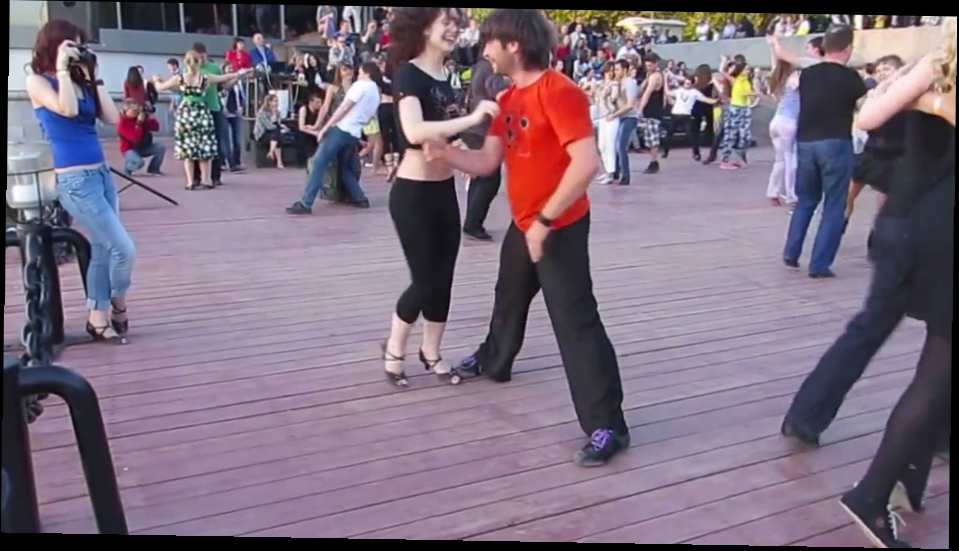 Хастл видео. Парк Горького танцы. Каблучок. Танцы около парка Горького. Хастл публичный танец.
