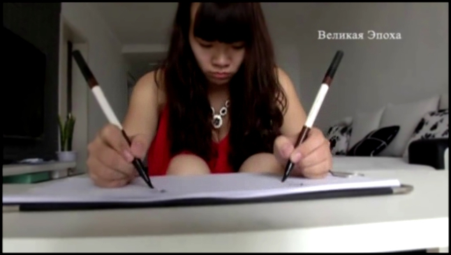 Китайская гадалка пишет руками и ногами одновременно 