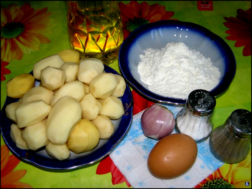 Галушки яйца и мука. Ингредиенты для картофельных драников. Картошка для драников. Драники из картошки Ингредиенты. Продукты для драников из картошки.